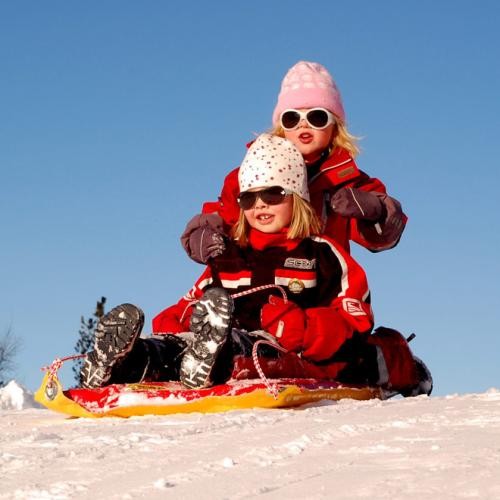 Zwei Kinder auf einem Bob im Schnee, Foto: Pixabay