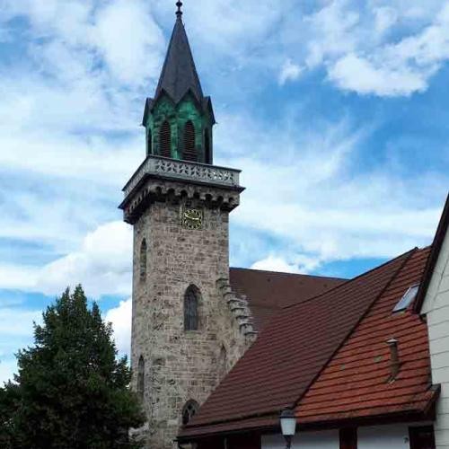 Gemauerter Kirchturm mit oktogonalem Turmaufsatz