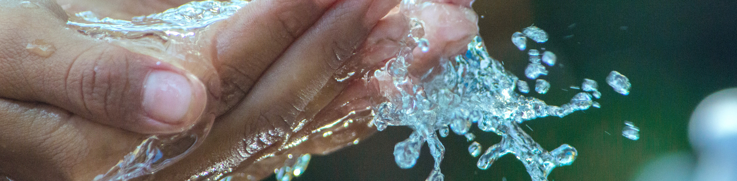Zwei ineinandergelegte Hände fangen Wasser auf, Foto: Pixabay