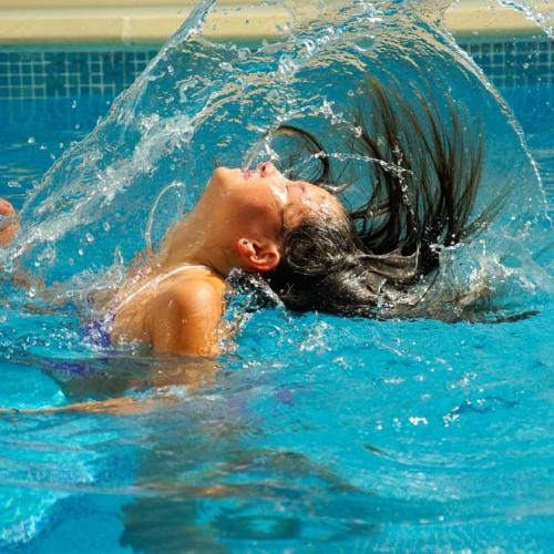 Mädchen im Schwimmbecken, Foto: Pixabay