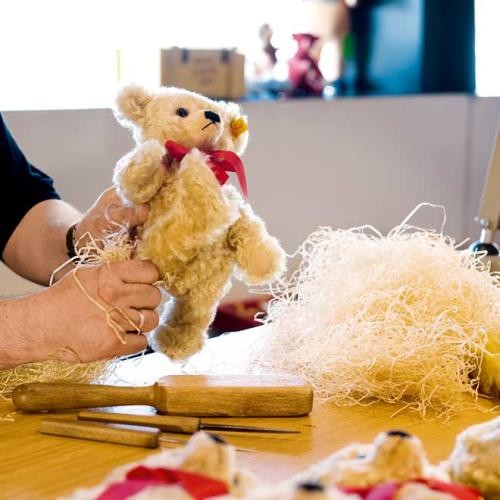 Ein Teddybär wird ausgestopft, Foto: Margarete Steiff GmbH