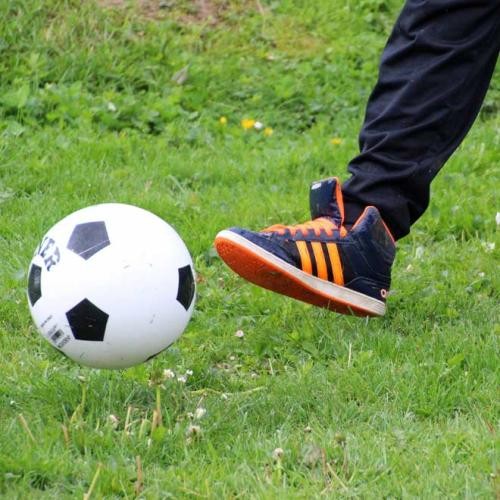 Ein Fuß kickt einen Fußball, Foto: Pixabay