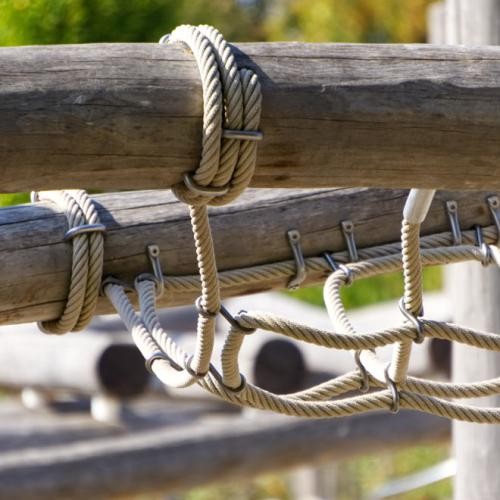 Holzbalken mit Seilen, Foto: Pixabay