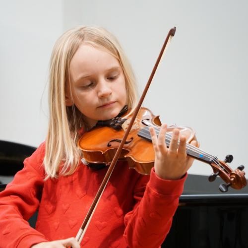 Mädchen in rotem Pulli und Geige, Foto: Musikschule Heidenheim