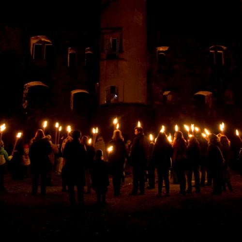 Gruppe mit Fackeln Gruppe mit Fackeln