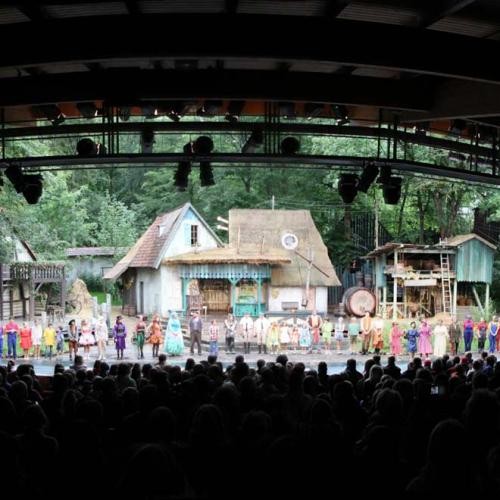 Naturbühne mit Kulissen und Schauspielern, Foto: Naturtheater Heidenheim Naturbühne mit Kulissen und Schauspielern, Foto: Naturtheater Heidenheim