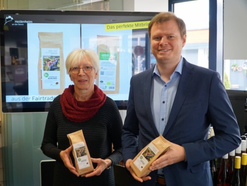 Oberbürgermeister Michael Salomo und Eva Glock mit Fairtrade Kaffee 