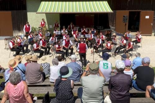 Das Städtische Blasorchester Heidenheim beim Promenadenkonzert im Brenzpark. Foto: Stadt Heidenheim Das Städtische Blasorchester Heidenheim beim Promenadenkonzert im Brenzpark. Foto: Stadt Heidenheim