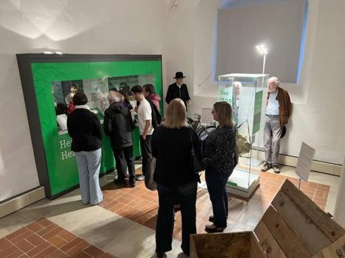 Personen in einer Ausstellung Personen in einer Ausstellung