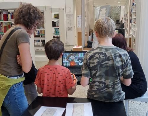 Interessierte vor einem Bidschirm in der Stadtbibiothek Interessierte vor einem Bidschirm in der Stadtbibiothek