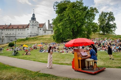 Opernfestspiele und Naturtheater laden zur Schlossbergtafel. Foto: Oliver Vogel Opernfestspiele und Naturtheater laden zur Schlossbergtafel. Foto: Oliver Vogel
