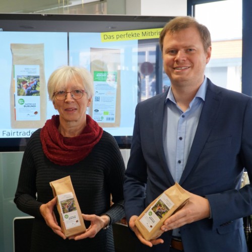 Oberbürgermeister Michael Salomo und Eva Glock mit Fairtrade Kaffee 