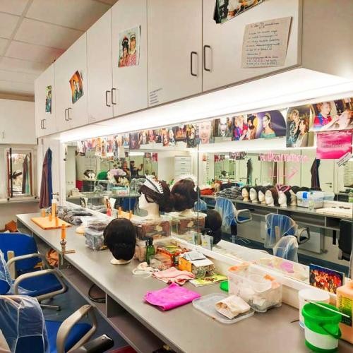 Maskenraum: Schminkutensilien, Perücken, großer Spiegel, Foto: Stadt Heidenheim Maskenraum: Schminkutensilien, Perücken, großer Spiegel, Foto: Stadt Heidenheim