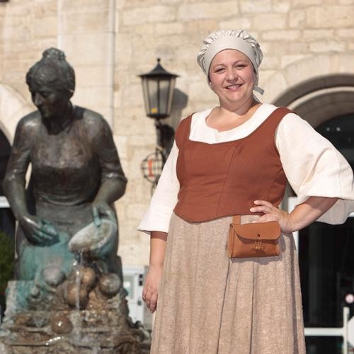 Knöpfleswäscherin in historischem Gewand, Foto: Stadt Heidenheim Knöpfleswäscherin in historischem Gewand, Foto: Stadt Heidenheim