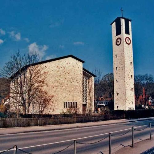 Kirche und Glockenturm in hellem Backstein