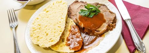 Hefeknöpfle mit Braten und Soße, Foto: Markus Wolf Hefeknöpfle mit Braten und Soße, Foto: Markus Wolf