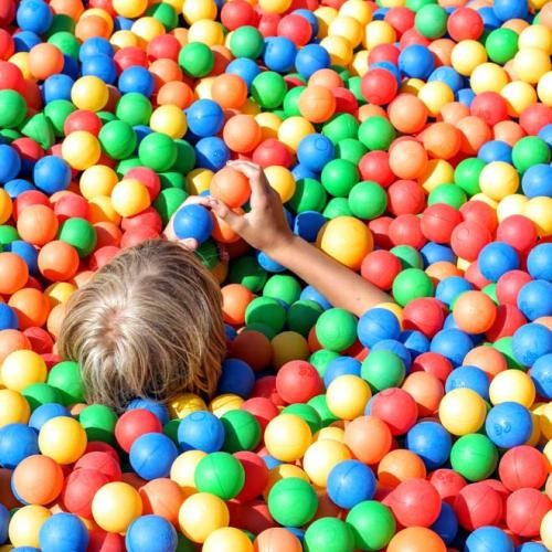 Kind im Bällebad, Foto: Pixabay Kind im Bällebad, Foto: Pixabay