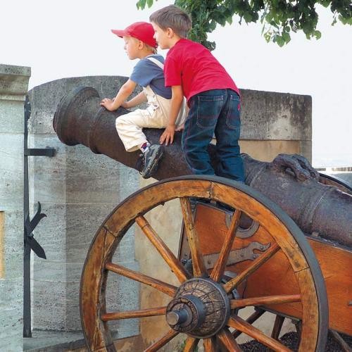 Kinder auf einer Kanone, Foto: Stadt Heidenheim Kinder auf einer Kanone, Foto: Stadt Heidenheim