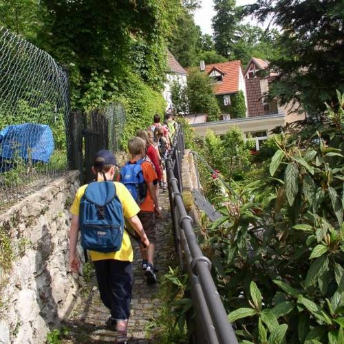 Kinder laufen entlang der Stadtmauer, Foto: Stadt Heidenheim