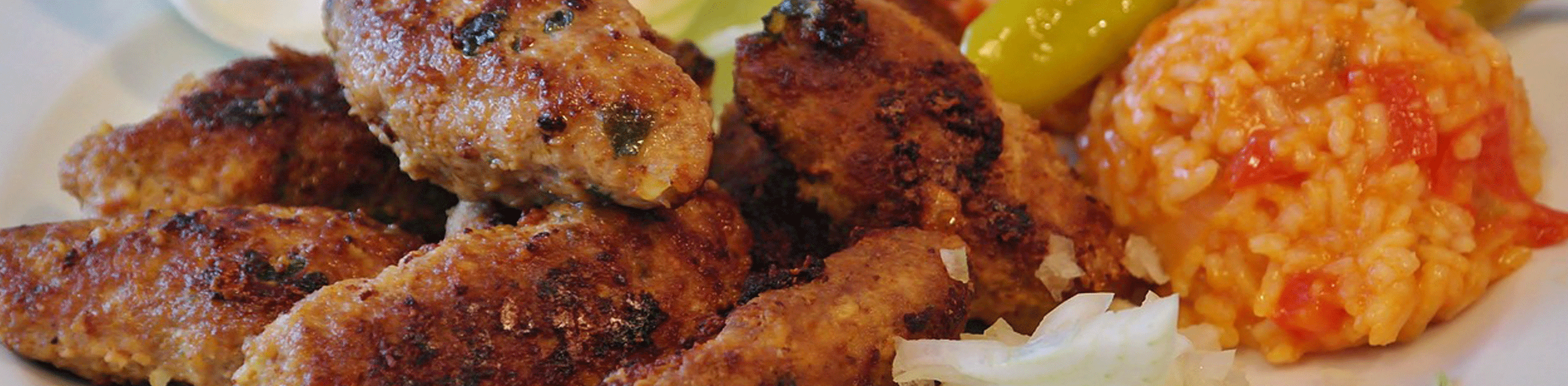 Cevapcici, Reis und Salat auf Teller, Foto: Pixabay