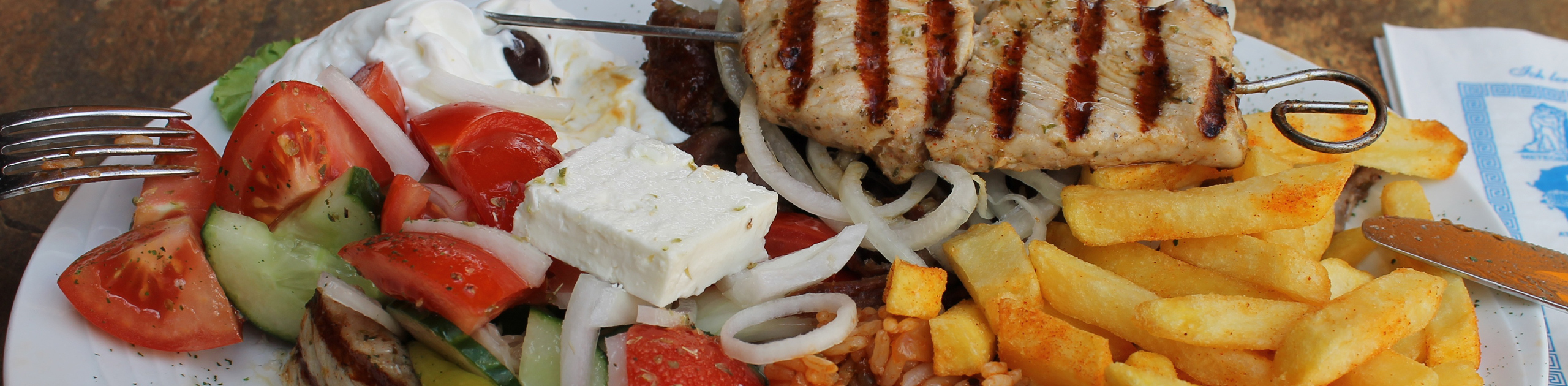 Griechischer Salat, Reis, Pommes frites und Souvlaki