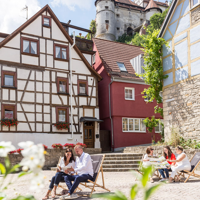 Platz unterhalb von Schloss Hellenstein mit Personen in Liegestühlen. Foto: SAT_Thomas Rathay