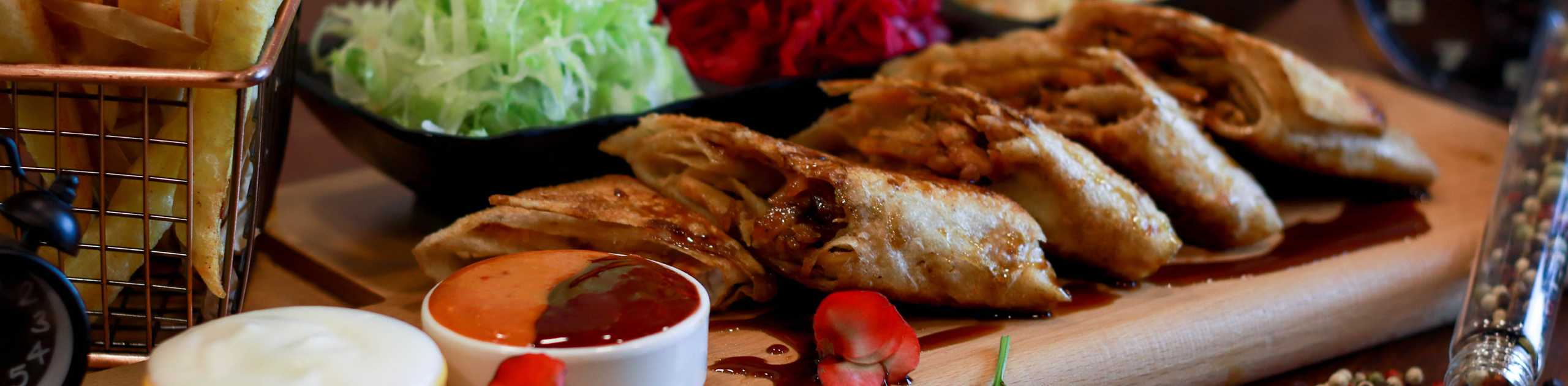 Teigtaschen mit Dips und Salat