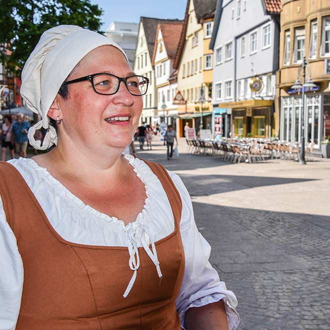 Knöpfleswäscherin in historischem Kostüm, Foto: Stadt Heidenheim