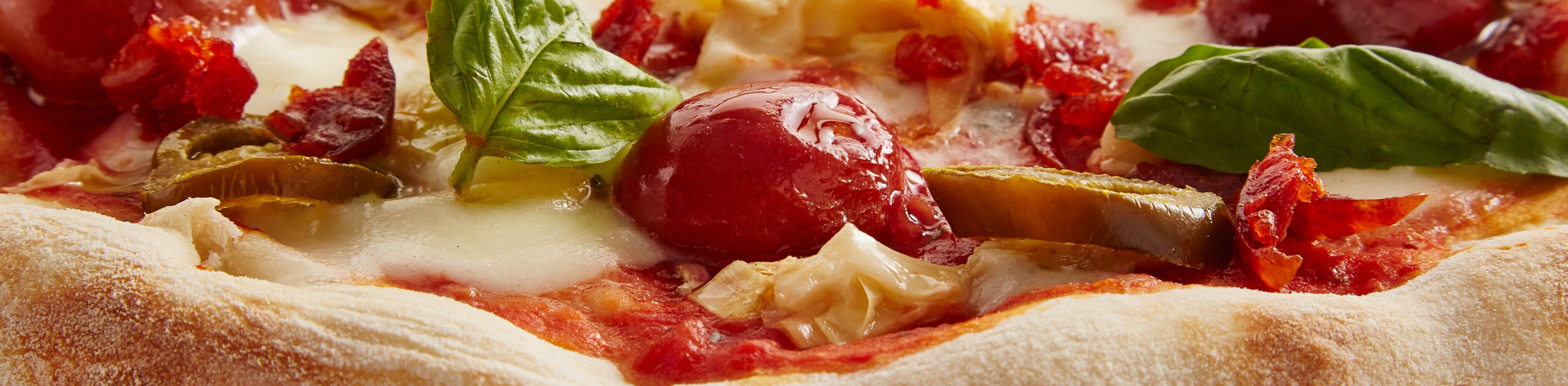 Pizza mit Tomaten, Käse und Basilikum
