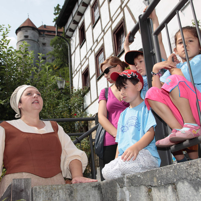 Kindergruppe mit kostümierter Gästeführerin, Foto: Stadt Heidenheim