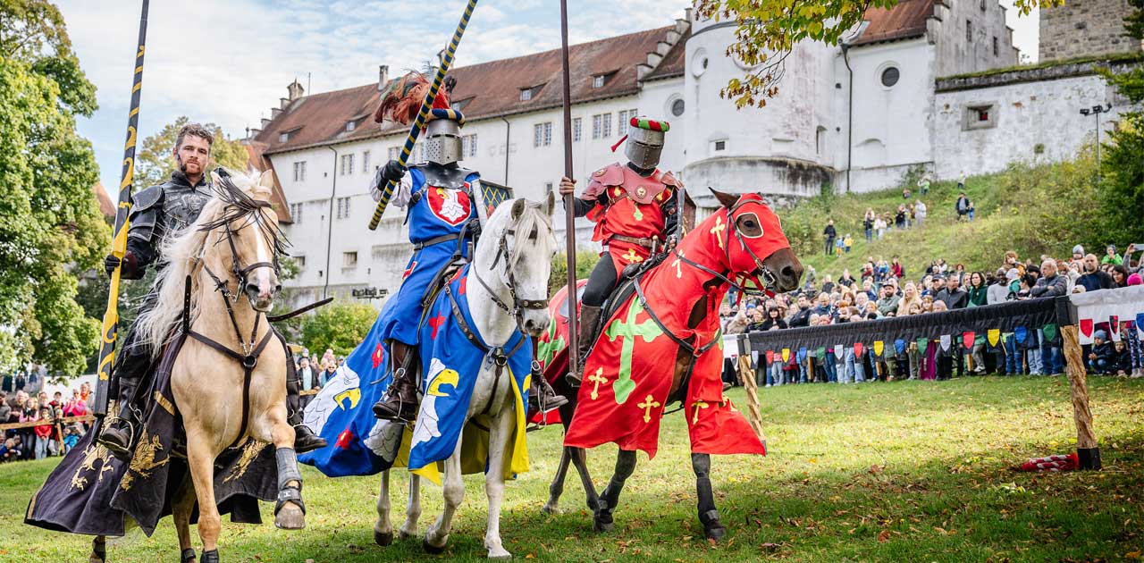 3 Ritter auf Pferden Foto: Oliver Vogel