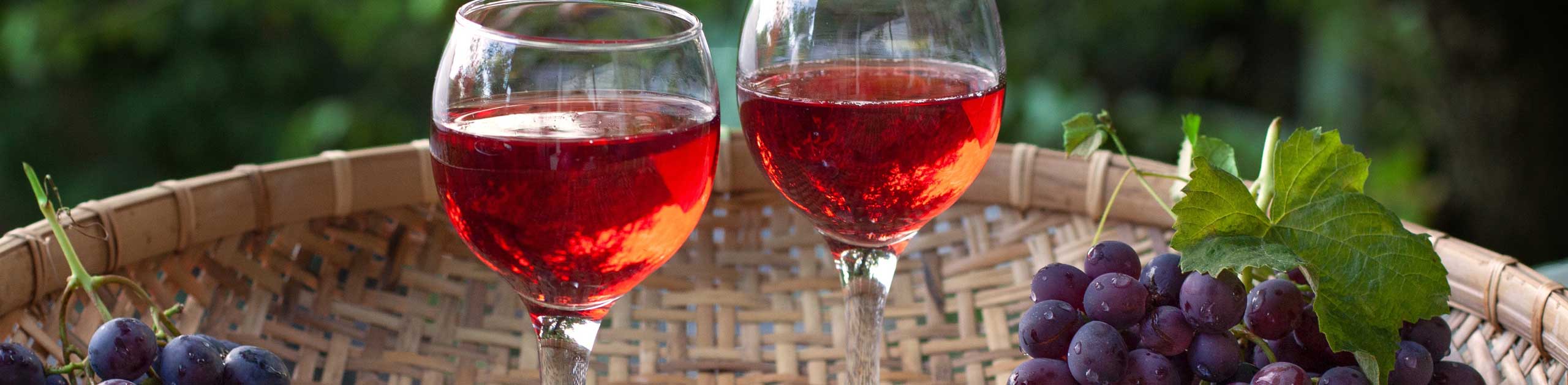 Zwei Weingläser im Korb mit Traubenrispe,Foto: Nadin Nandin Pixabay