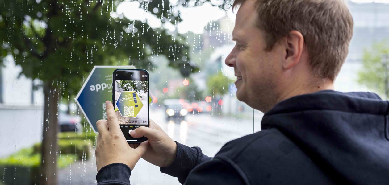  Oberbürgermeister Salomo an einer Bushaltestelle mit QR-Code, Foto: Stadt Heidenheim
