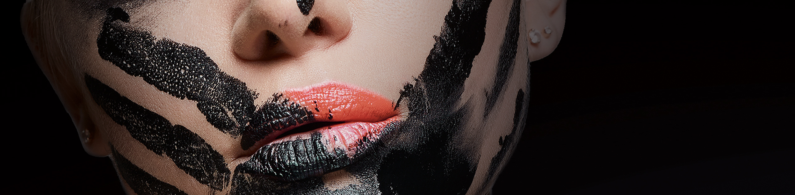Frauengesicht bis zur Nase teilweise schwarz geschminkt, Foto: Werbeagentur Hueper