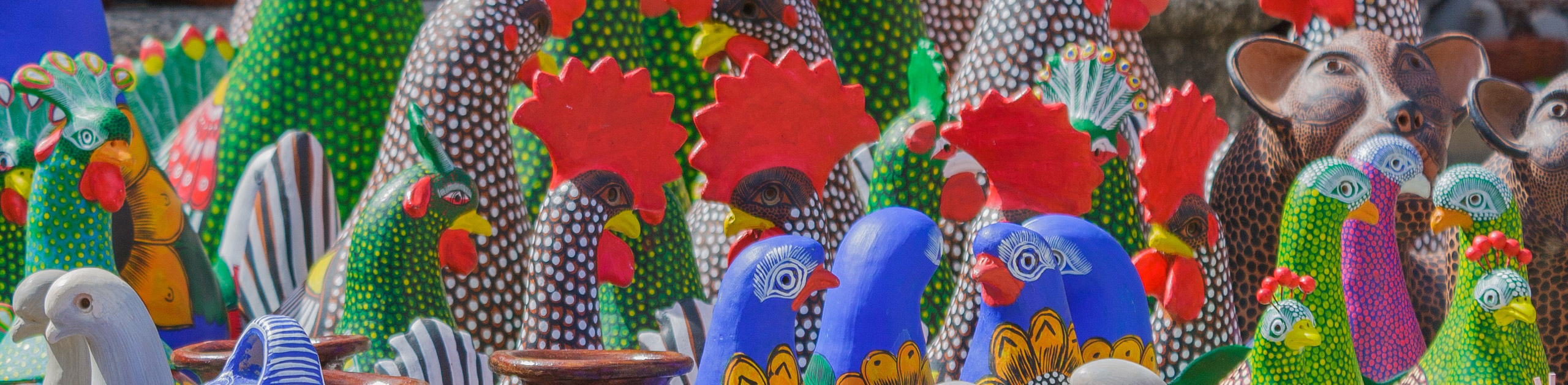 Bunte Tonfiguren in Form von Hähnen und Tauben, Foto: Pixabay