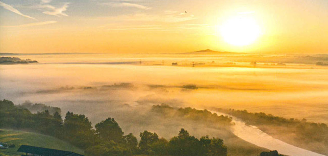 Sonnenuntergang über vernebeltem Tal