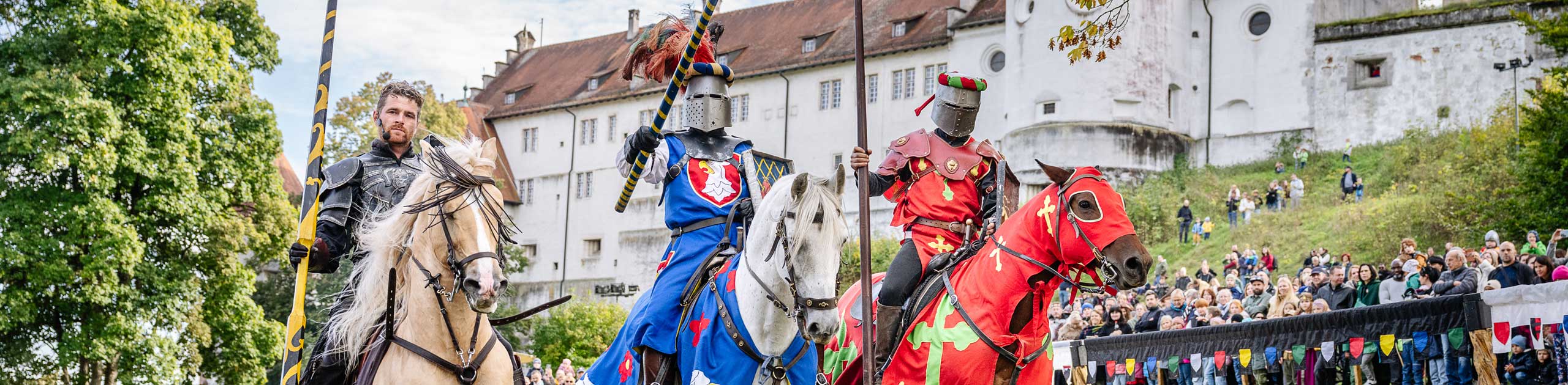 Drei Ritter auf Pferden, Foto: Oliver Vogel