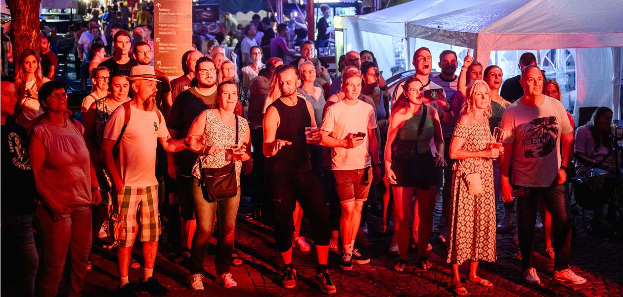 Viele Menschen beim internationalen Straßenfest Heidenheim, Foto Oliver Vogel