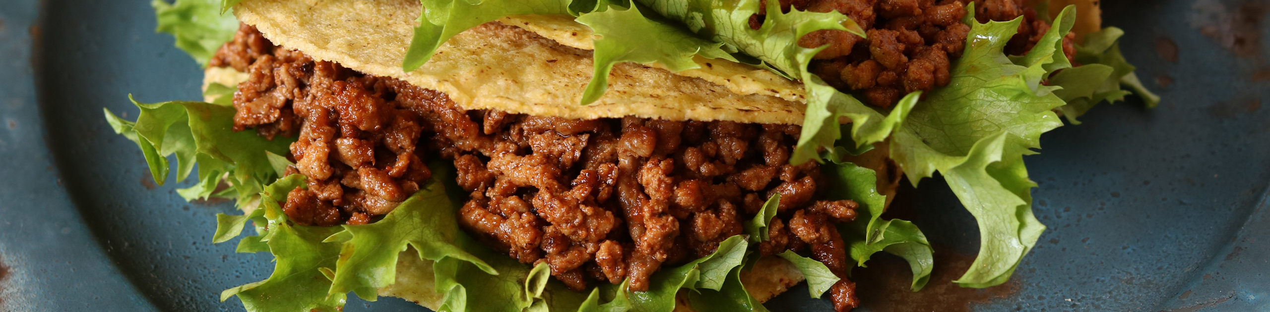 Tortilla mit Hackfleisch und Salat