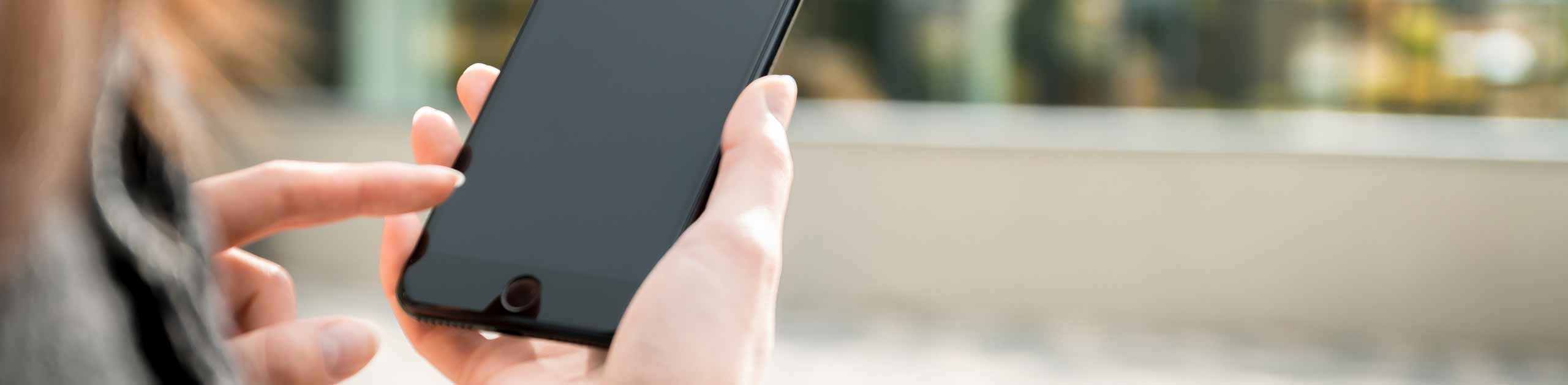 Handy mit Hand, Foto: Jan Vašek, Pixabay