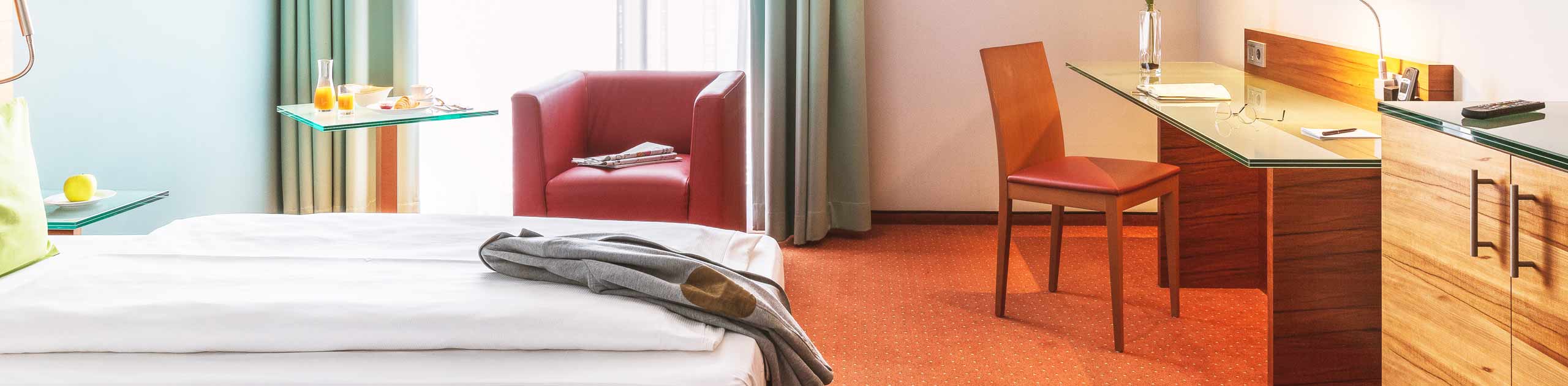 Hotelzimmer mit Bett und Schreibtisch, Foto: Andreas Bohlender Schlosshotel-Hellenstein-GmbH